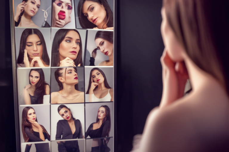 Desconstruindo Expectativas para uma Vida Autêntica Mulher pensativa olhando para um espelho, refletindo suas múltiplas facetas.